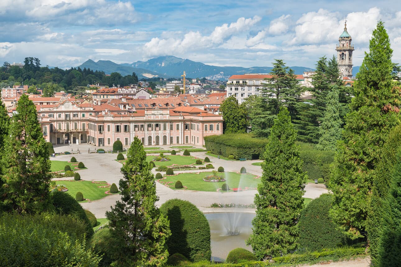 Vista di Varese, città universitaria tra laghi, natura e collegamenti con Milano